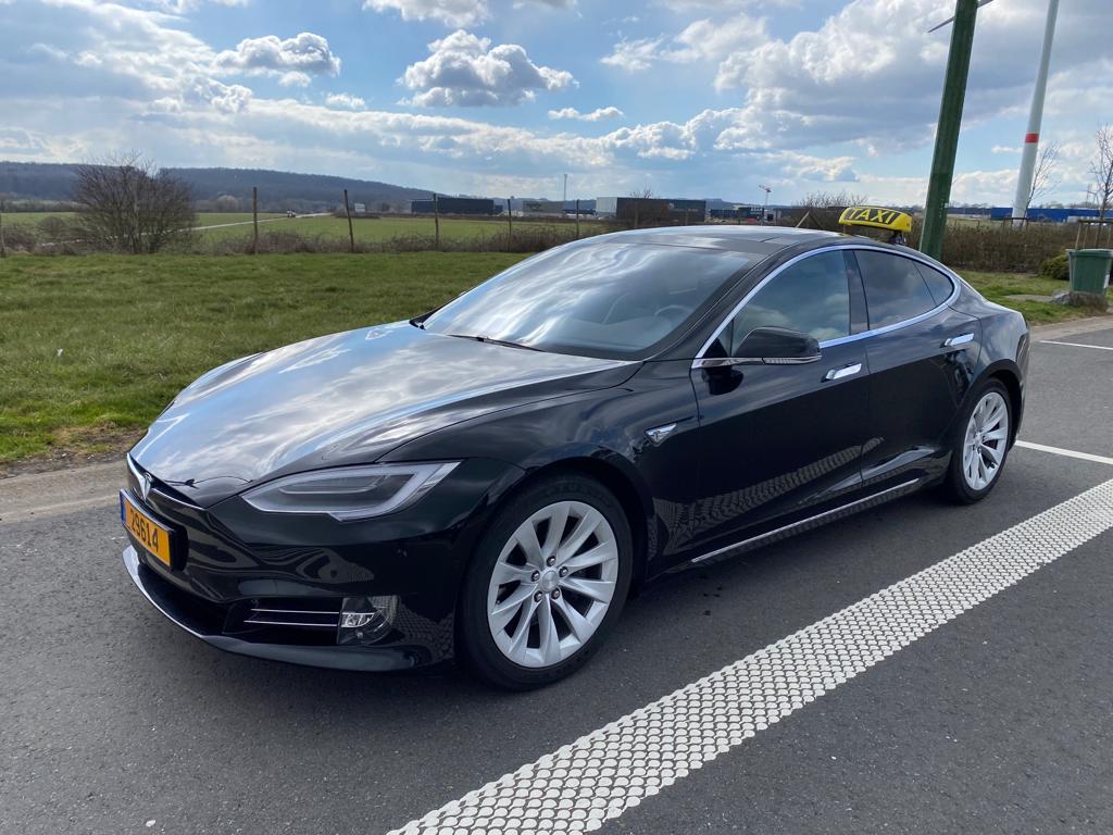 Tesla Model S em uma estrada de Luxemburgo ao amanhecer
