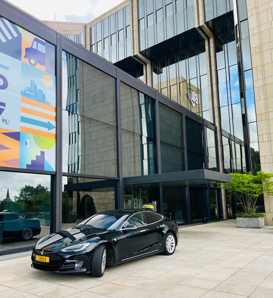 Tesla Model S No edifício BIL — Kirchberg