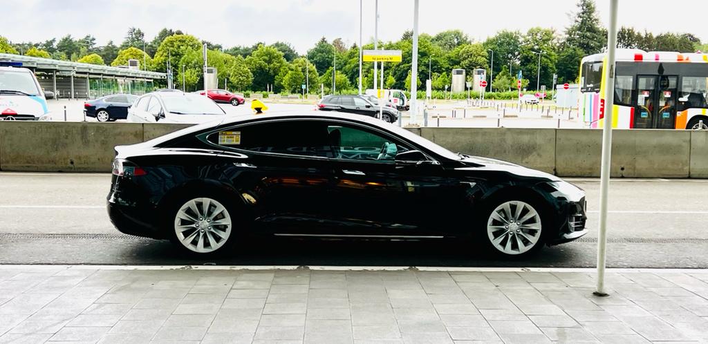 Tesla Model S No Aéroport Luxembourg-Findel