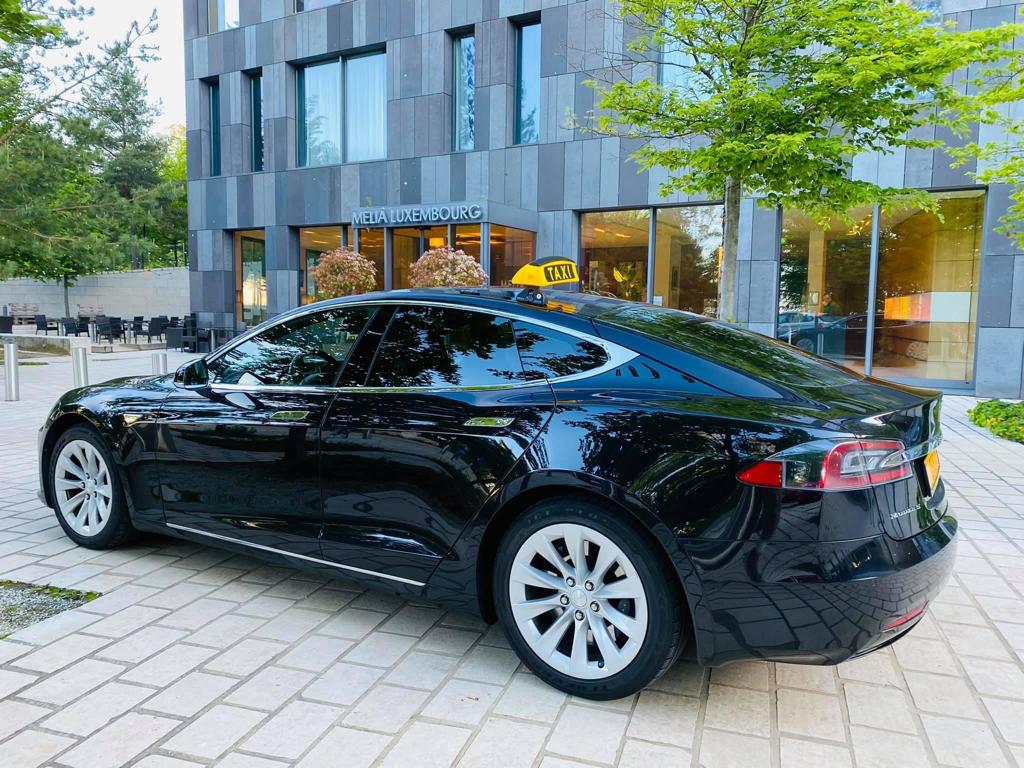 Tesla Model S estacionado em Luxemburgo