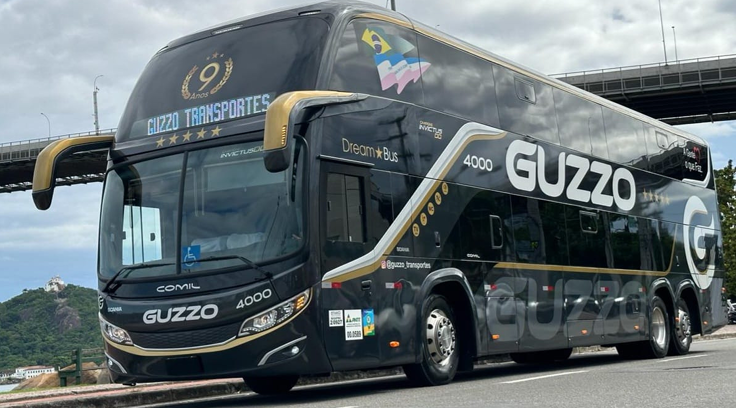 Ônibus Double Deck da Guzzo na estrada