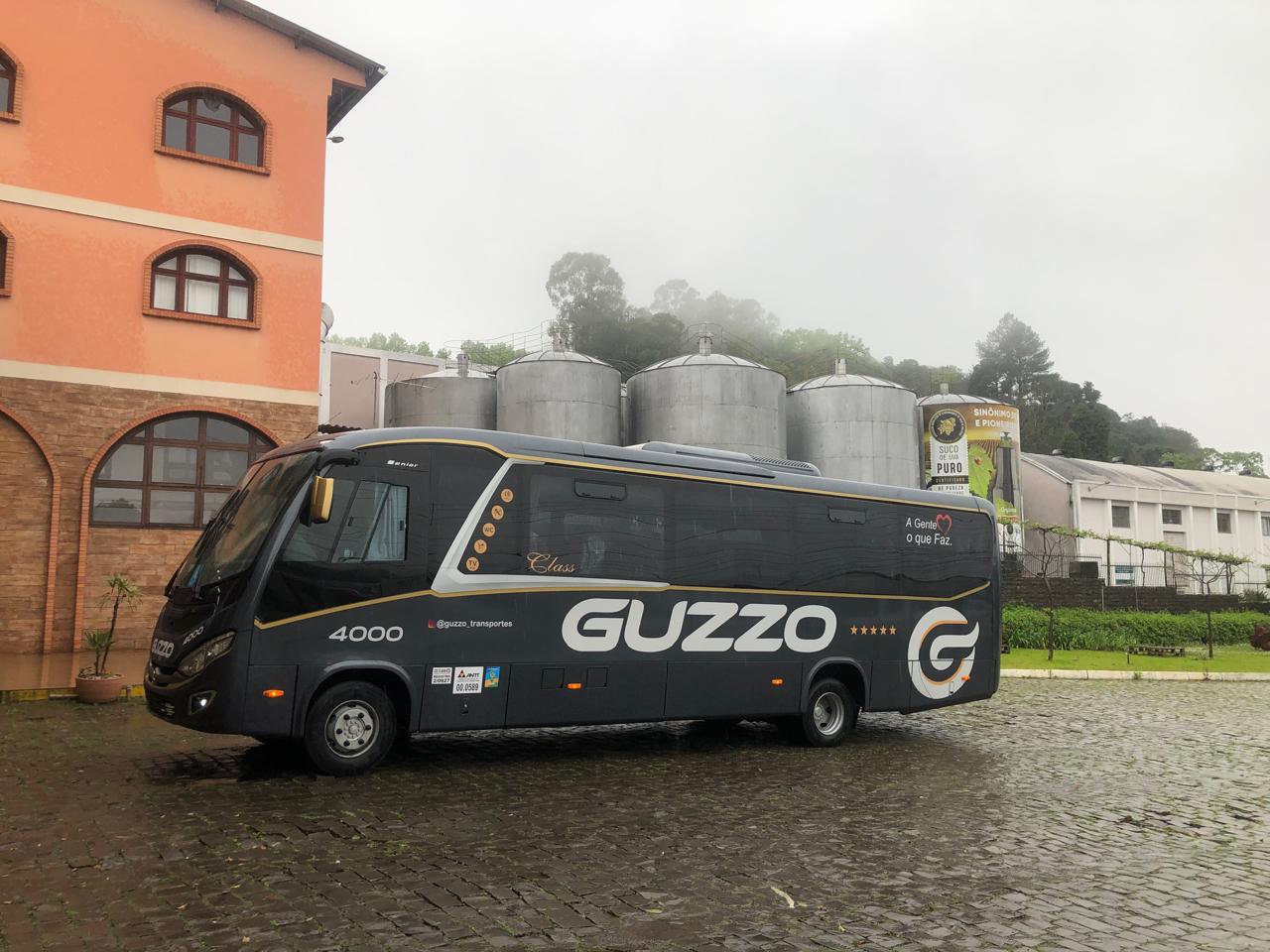 Ônibus executivo Guzzo 4000