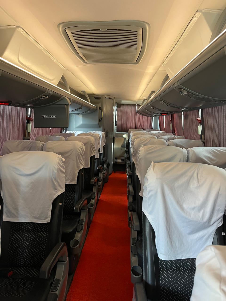 Interior confortável dos ônibus Guzzo, com poltronas e ar-condicionado